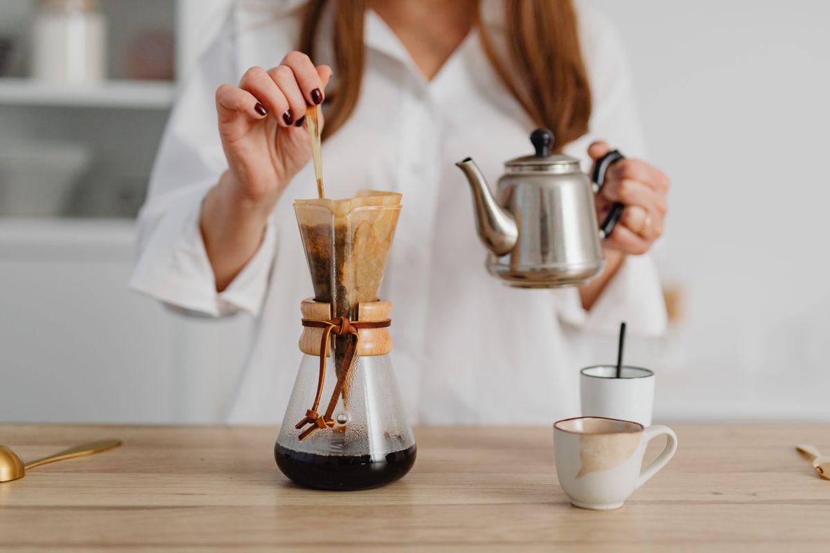ハンドドリップでコーヒーを淹れる女性の手元